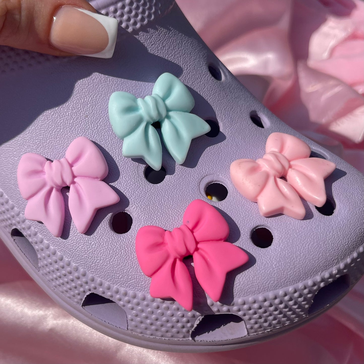 Bow resin croc charms